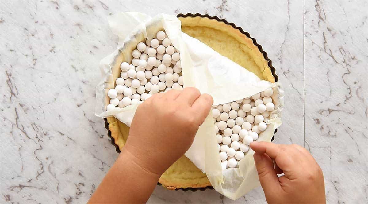 Preparation of easy homemade quiche crust